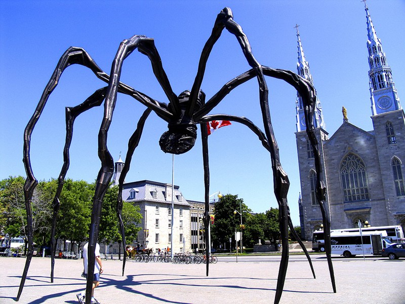 Giant_spider_sculpture