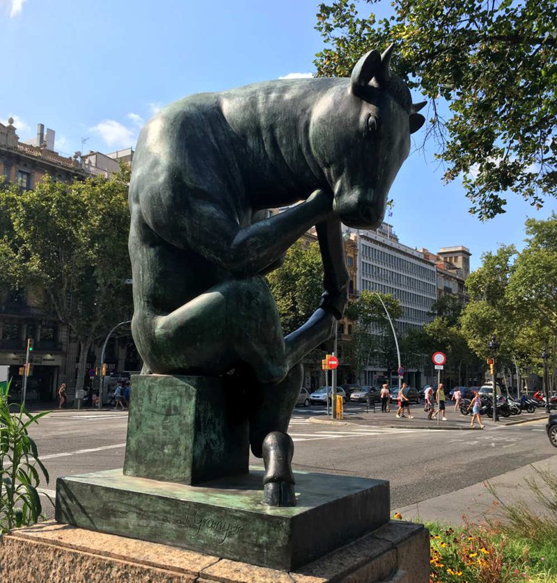 thinking-bull-statue